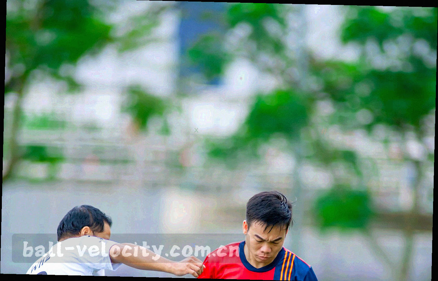 两台设备并排显示同一场比赛的两种排版，字距与列表密度明显不同